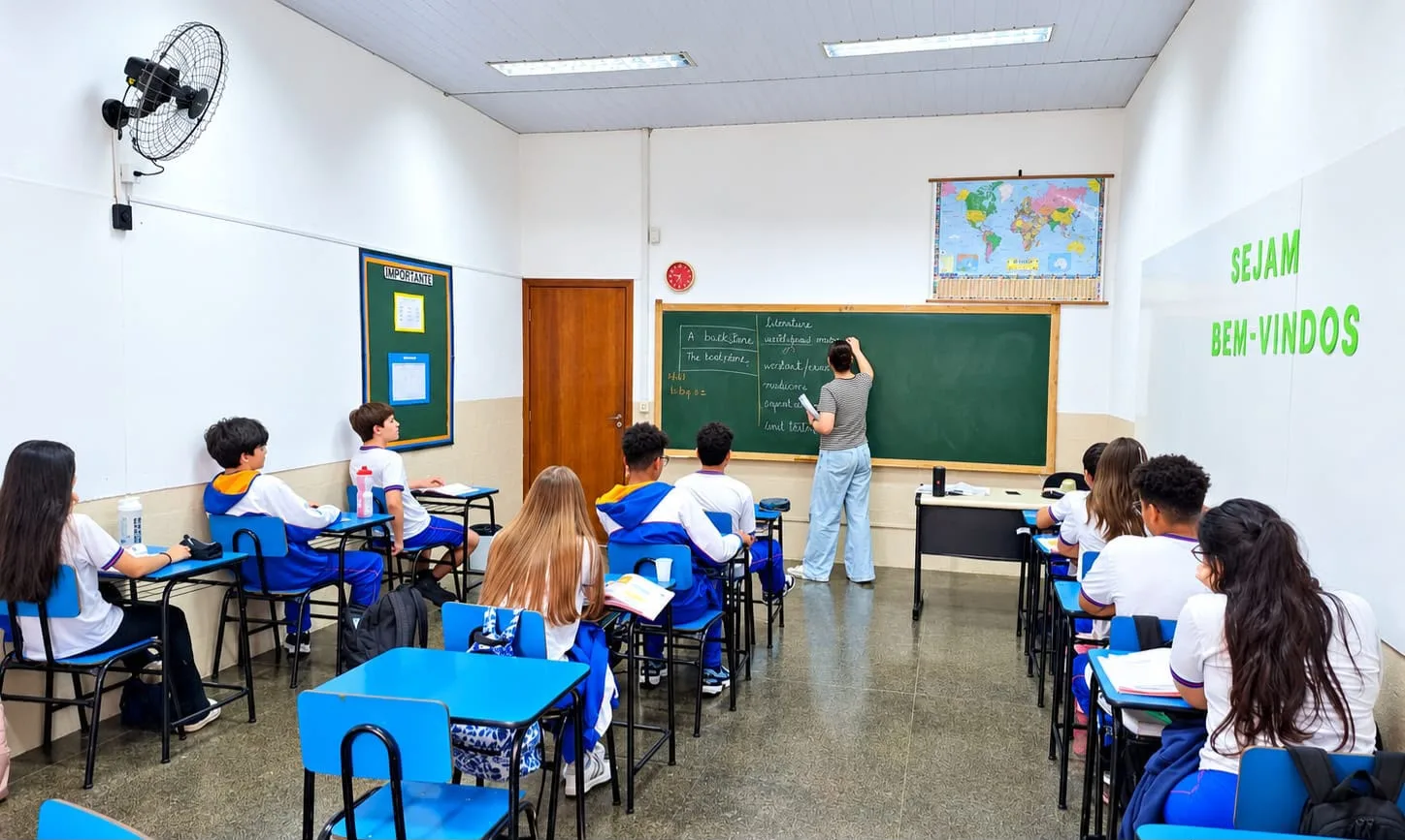 Acompanhamento de aluno dos anos finais em sala de aula.