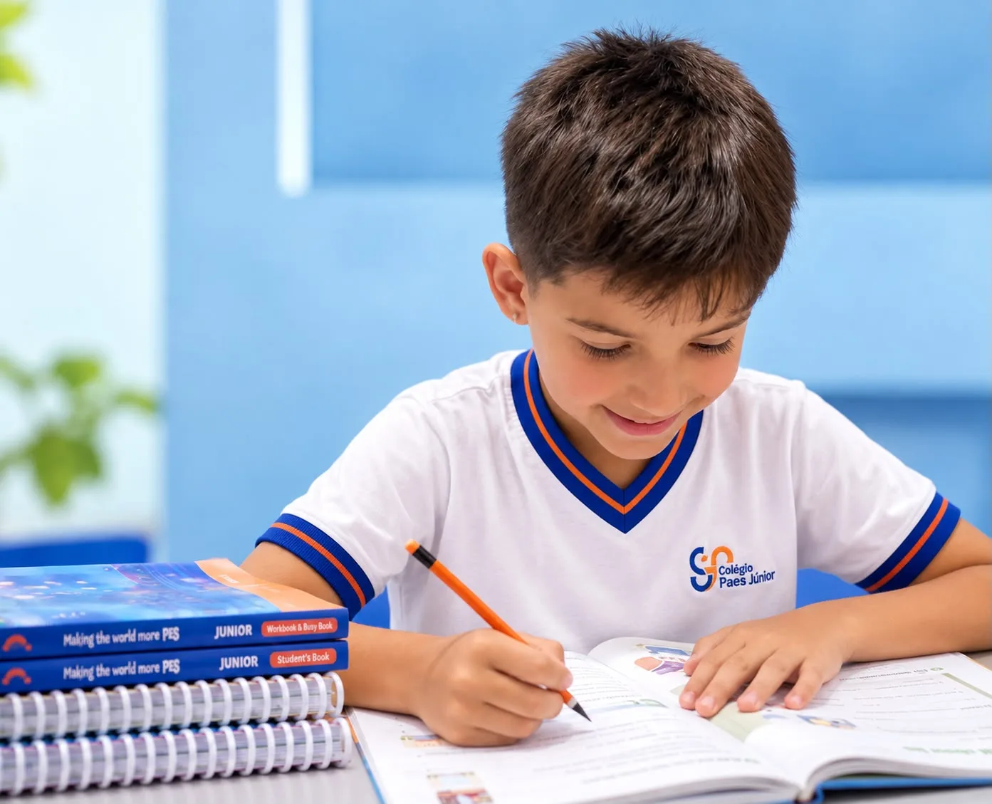 Aluno estudando com material didático do Colégio Paes Júnior.