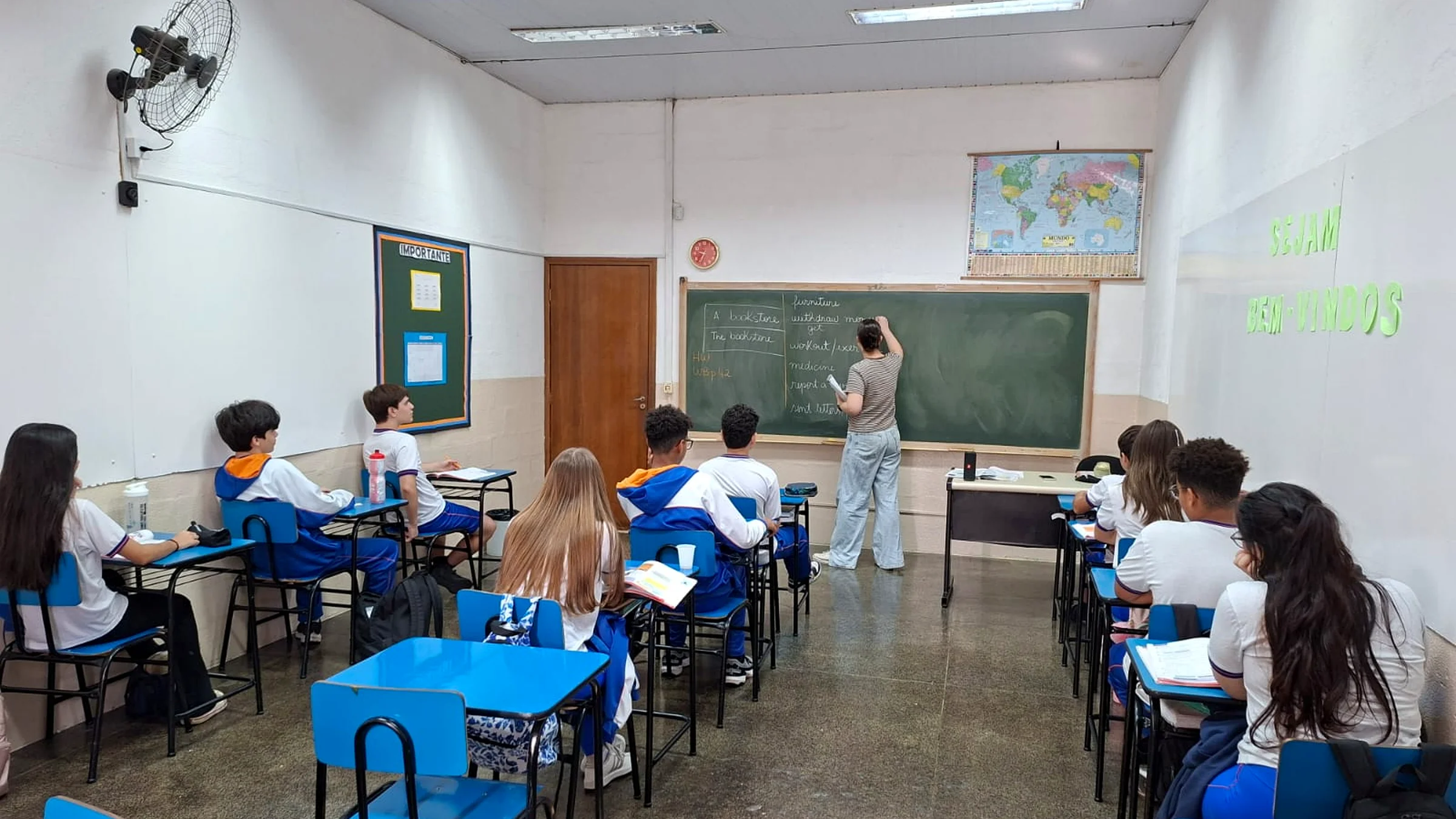 Estudantes em sala de aula durante uma atividade conduzida pela professora.