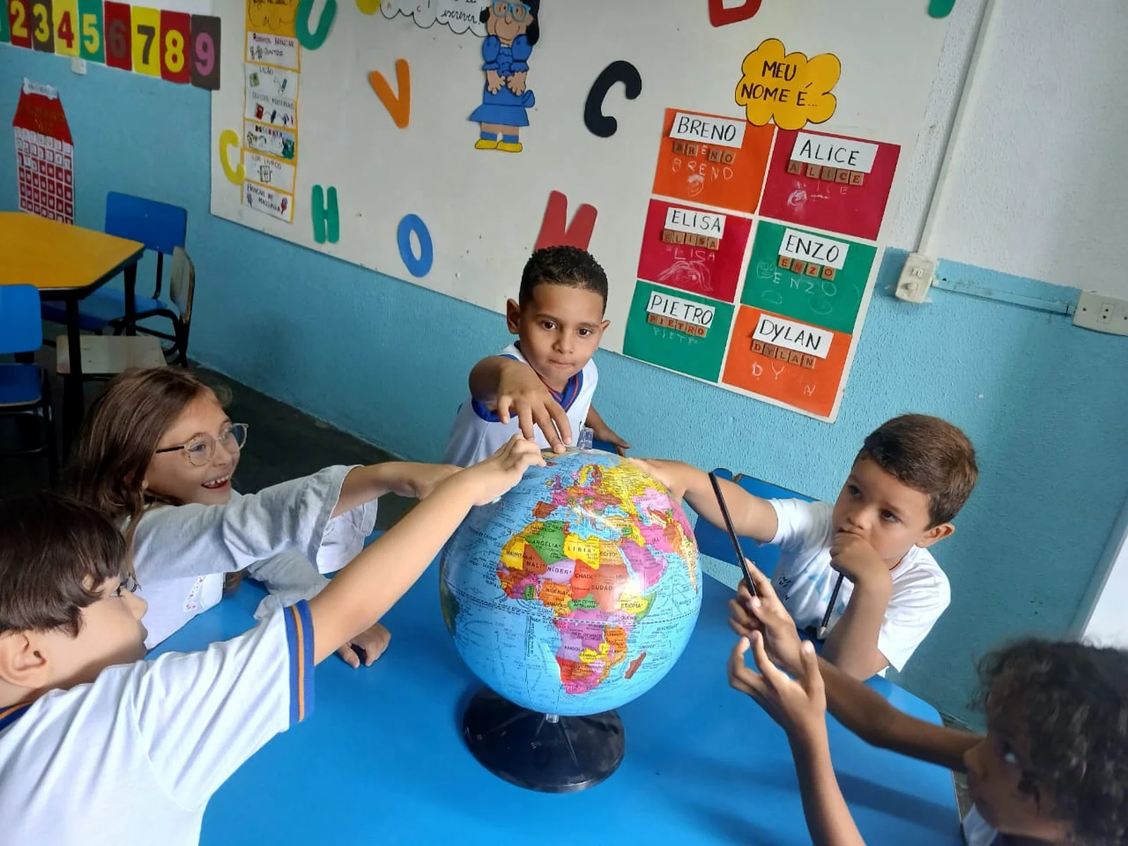 Alunos participando de atividade de aprendizagem em grupo.