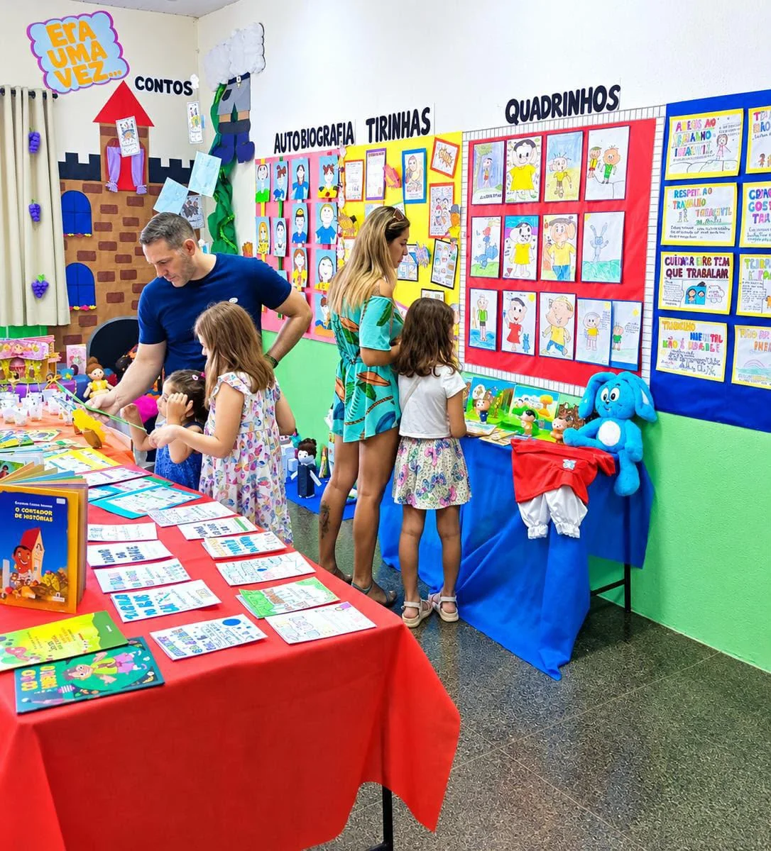 Professoras acompanham uma aluna durante uma atividade de aprendizagem.