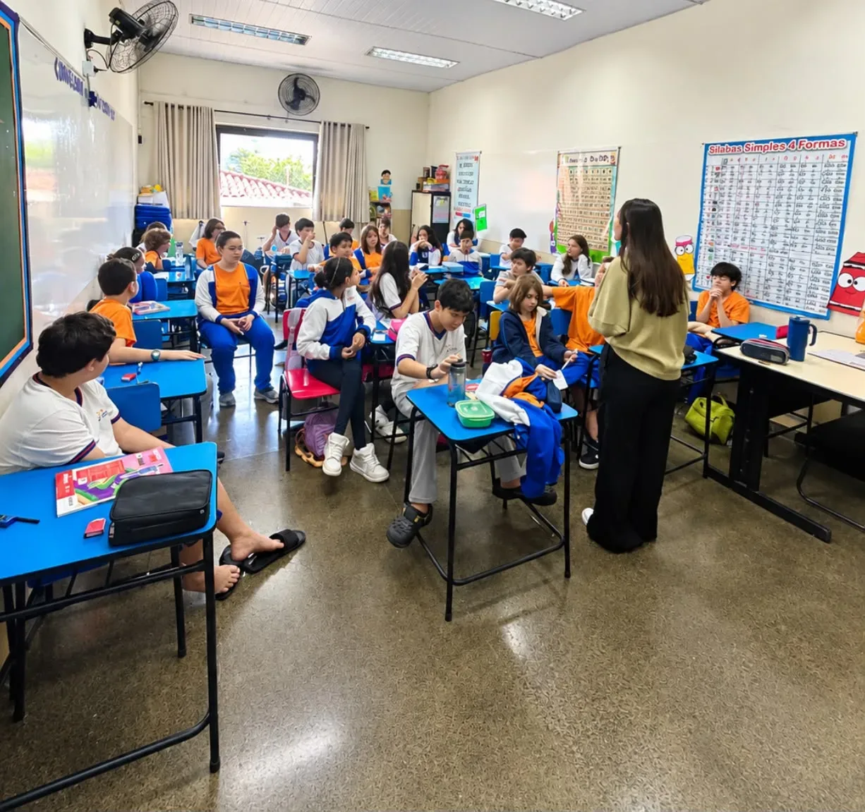 Alunos do Colégio Paes Júnior em atividade coletiva em sala de aula.