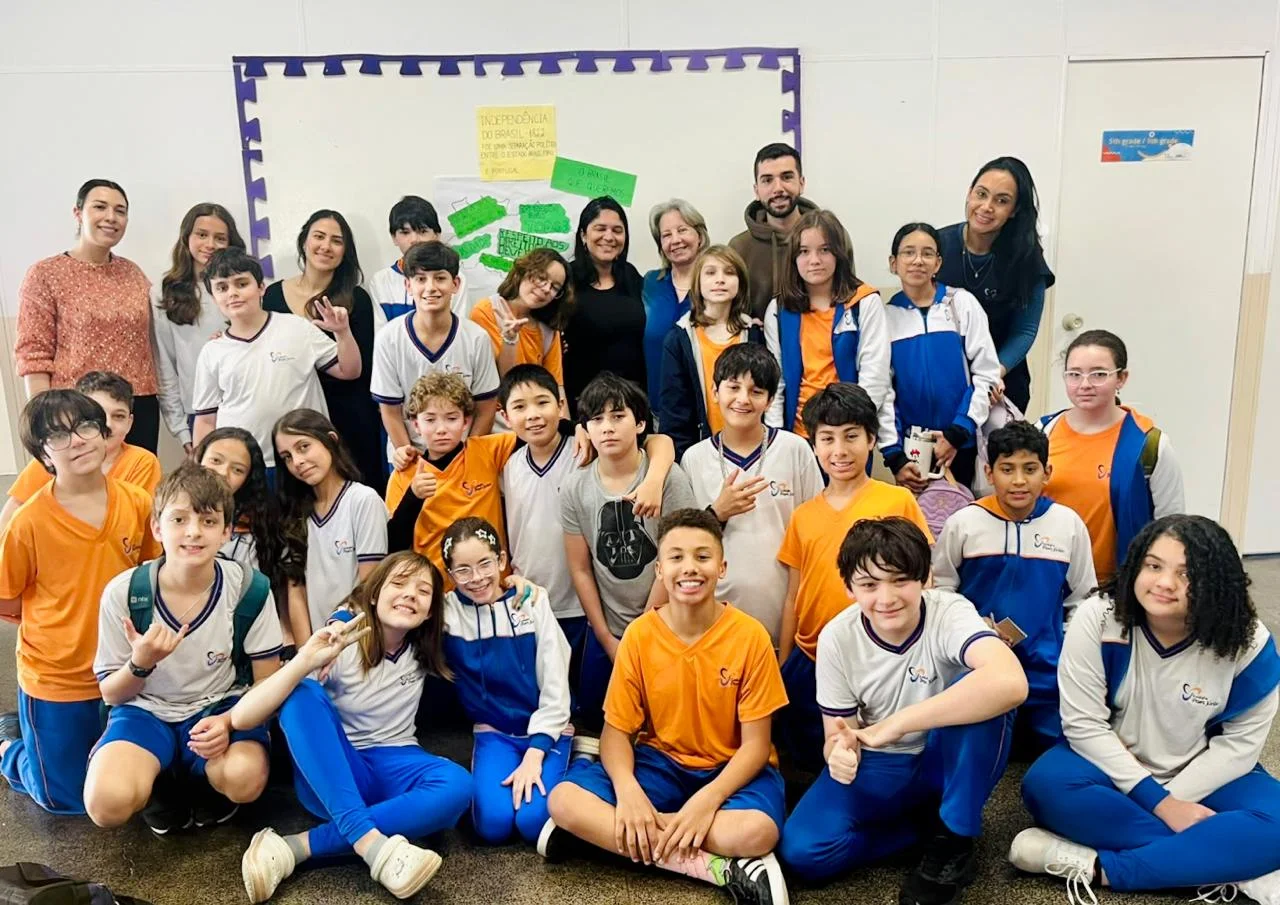 Estudantes e educadores reunidos em uma atividade do Projeto Transição.